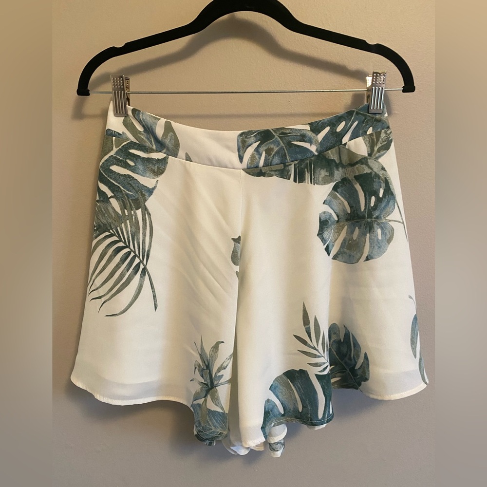 Adrienne Tropical Leaf Print Flowy Shorts - Size Large